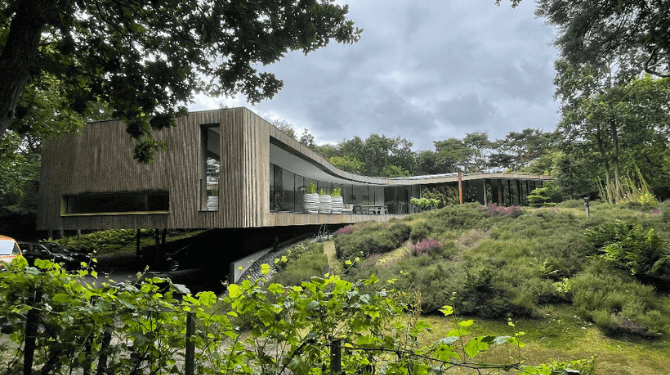 Afbeelding voor: Traitement des éléments de façade en bois d'une villa individuelle