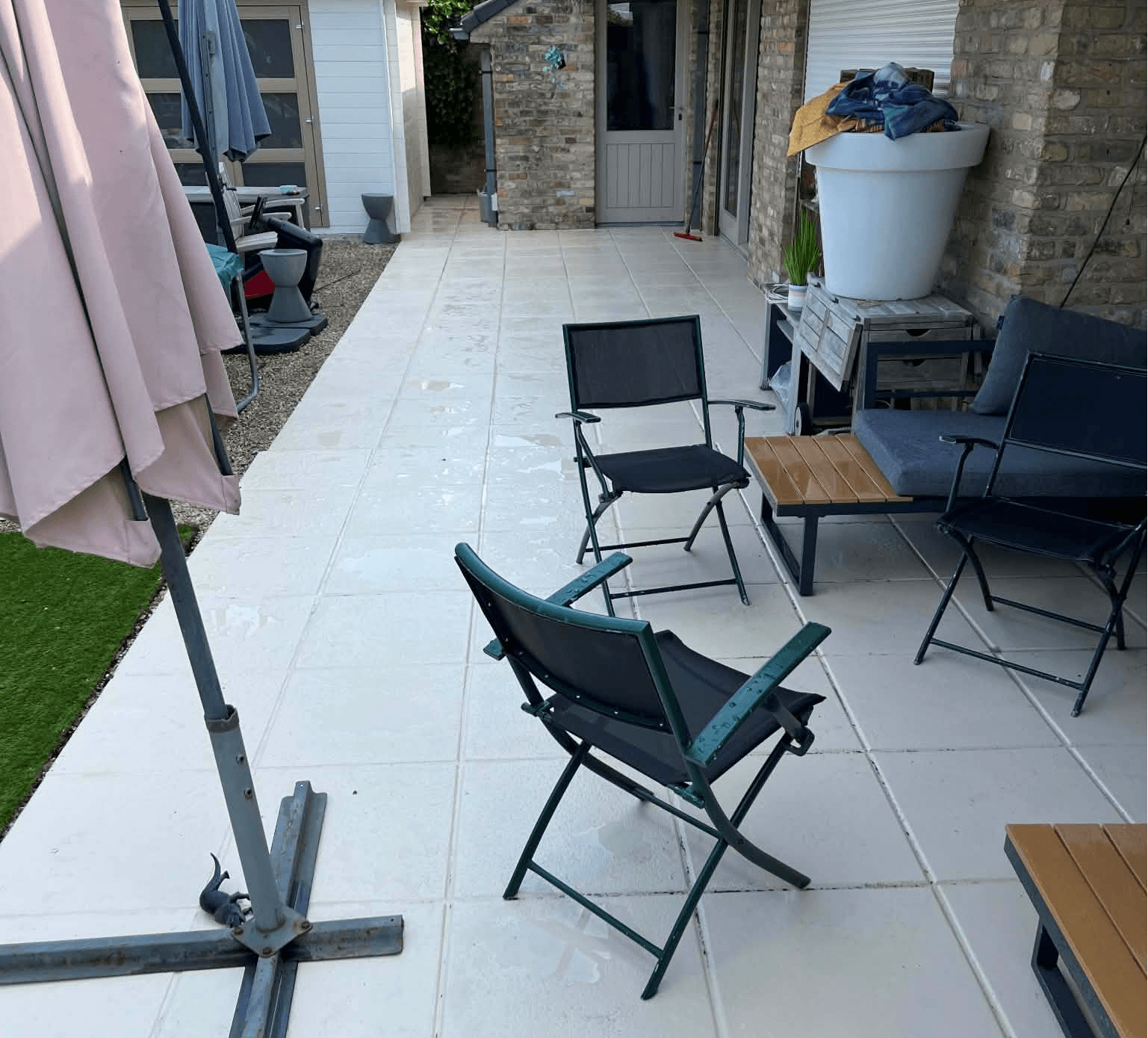 Afbeelding voor: Rénover une terrasse sans la remplacer : revêtement des dalles en béton étape par étape
