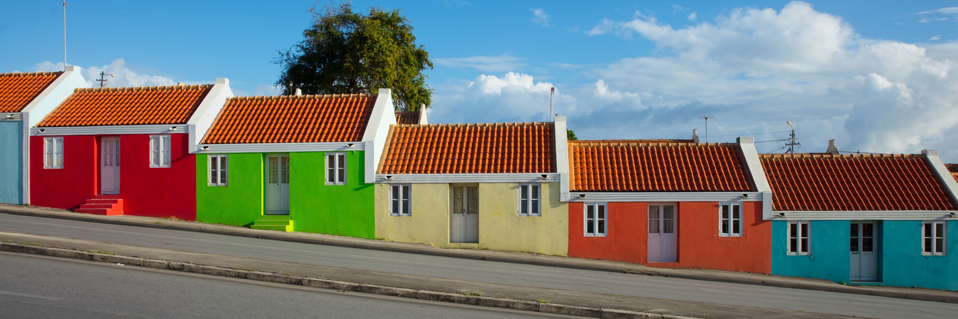 des maisons aux couleurs vives aux Antilles